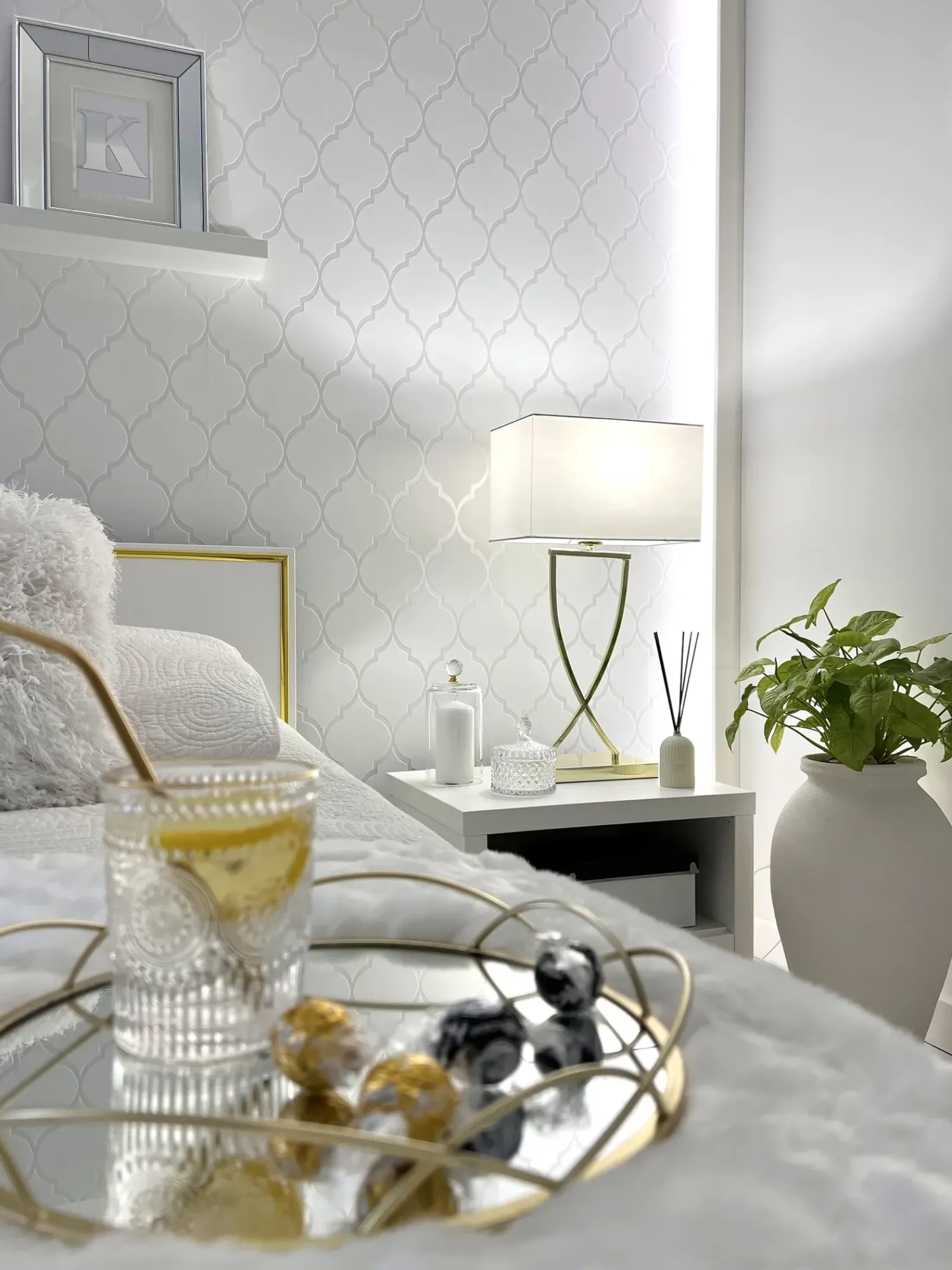 Outlet Beliani Lampada da tavolo YASUNI Metallo Bianco/Oro Bianco Oro