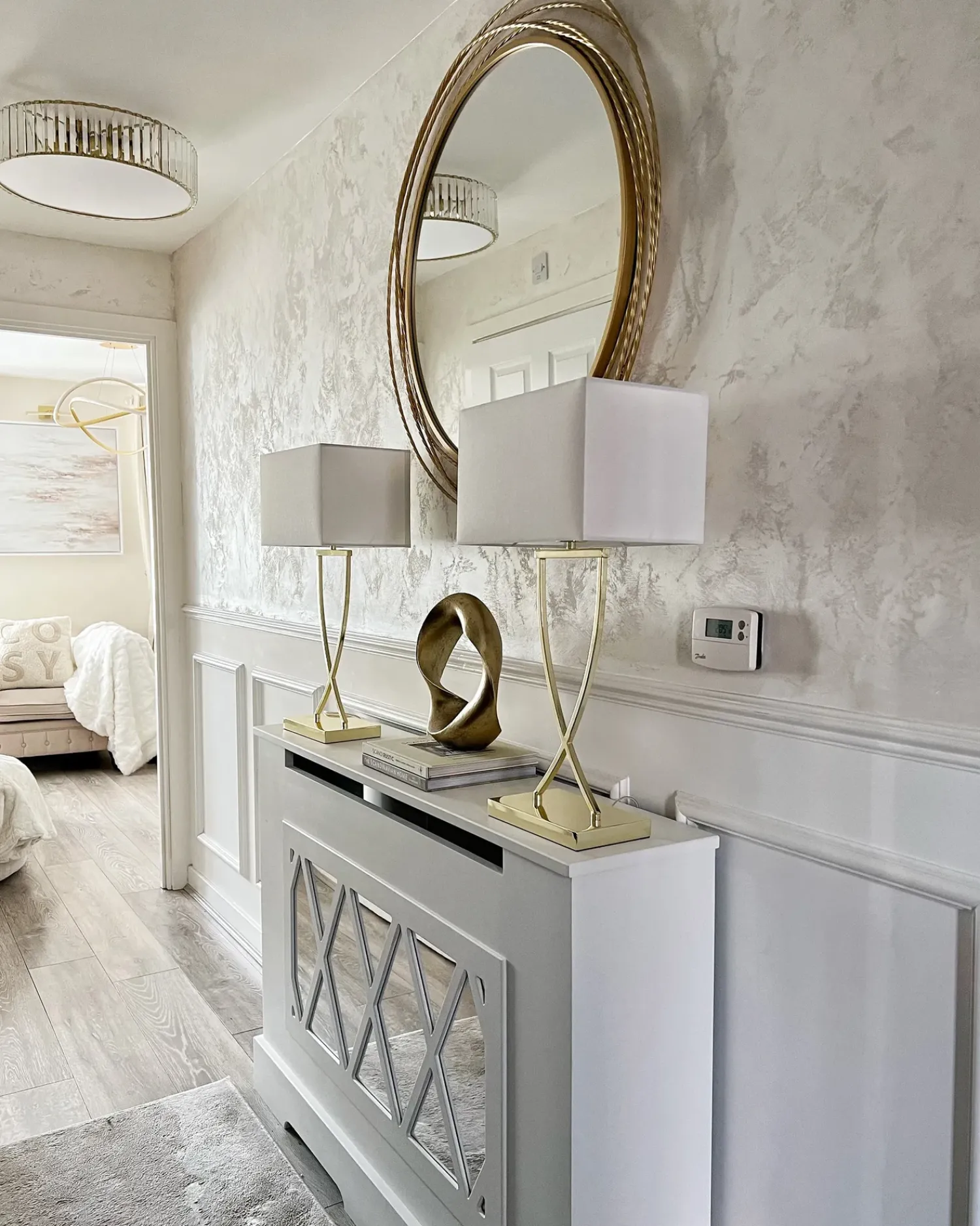 Outlet Beliani Lampada da tavolo YASUNI Metallo Bianco/Oro Bianco Oro