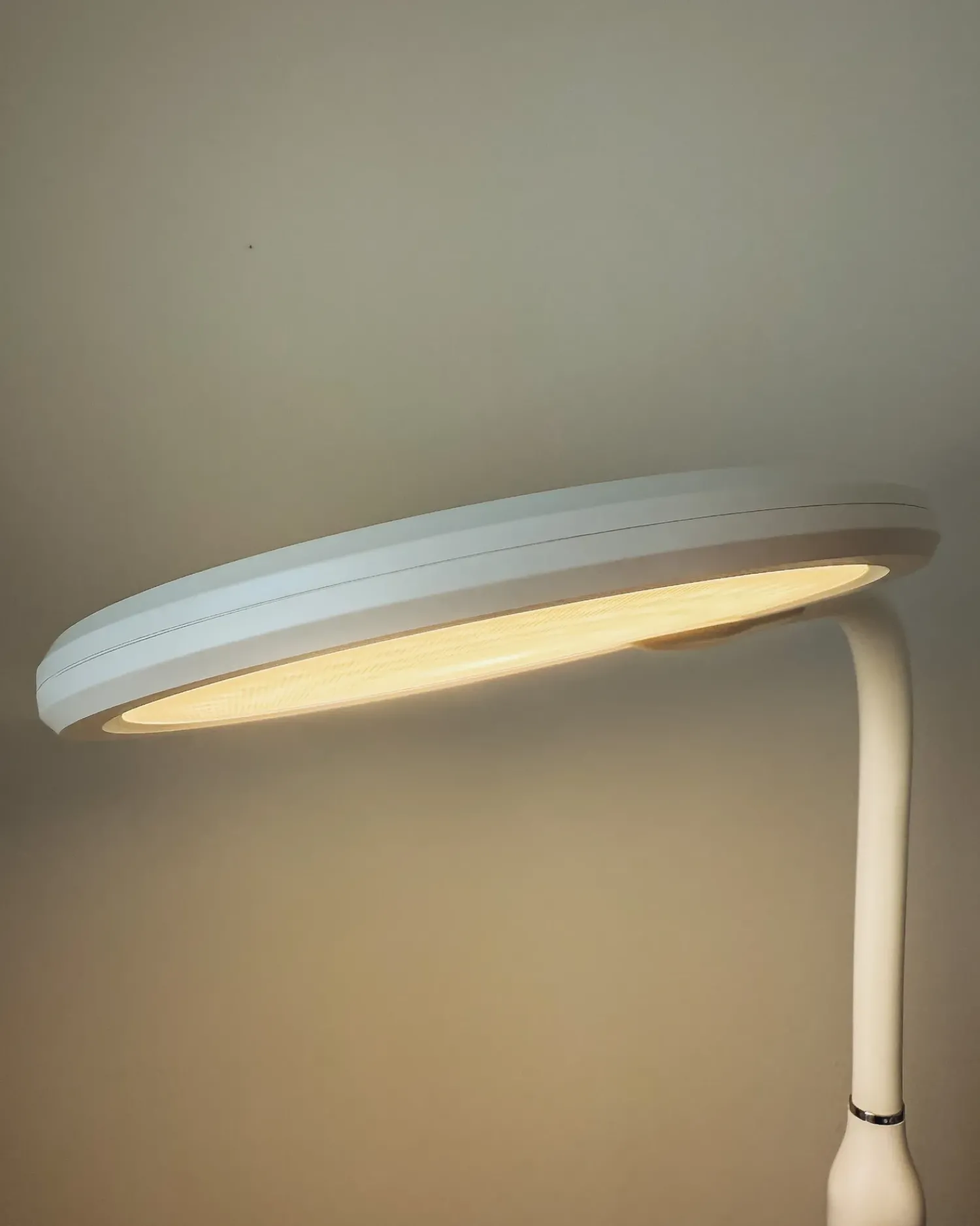 Beliani Lampada da terra a LED CASSIOPEIA con dimmer Metallo Bianco