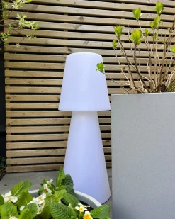 Outlet Beliani Lampada da terra LED per esterni SABANAS con telecomando Bianco