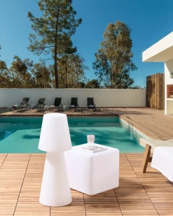 Outlet Beliani Lampada da terra LED per esterni SABANAS con telecomando Bianco