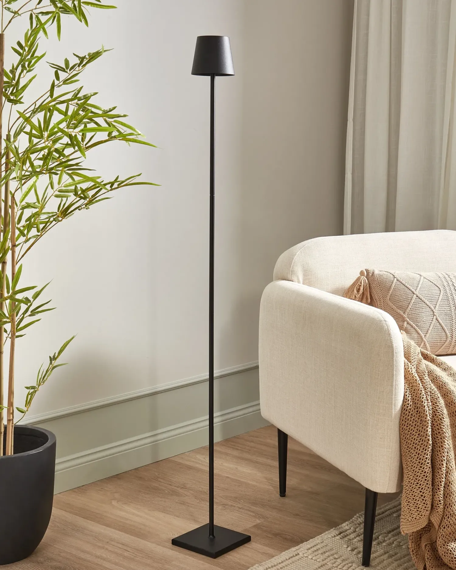 Beliani Lampada da terra senza fili a LED GAVARRESA con dimmer Metallo Nero