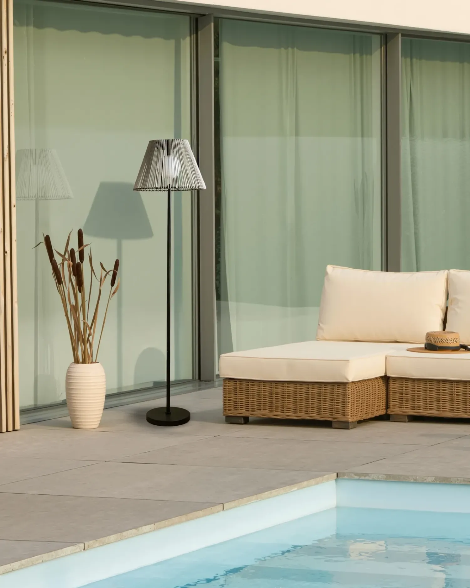 New Beliani Lampada da terra solare a LED per esterni LUETE Grigio