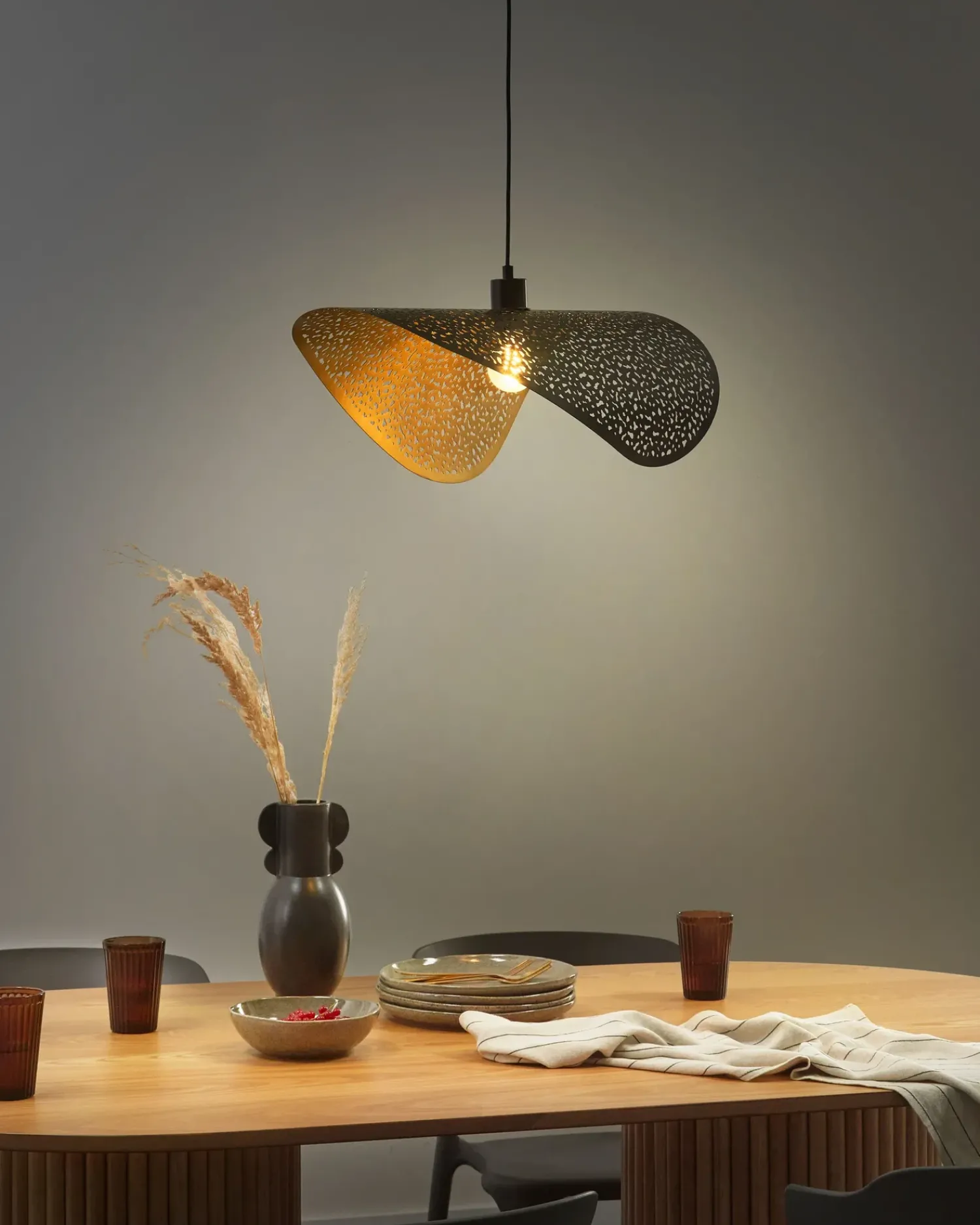 Beliani Lampadario MAHI Metallo Nero Nero Oro