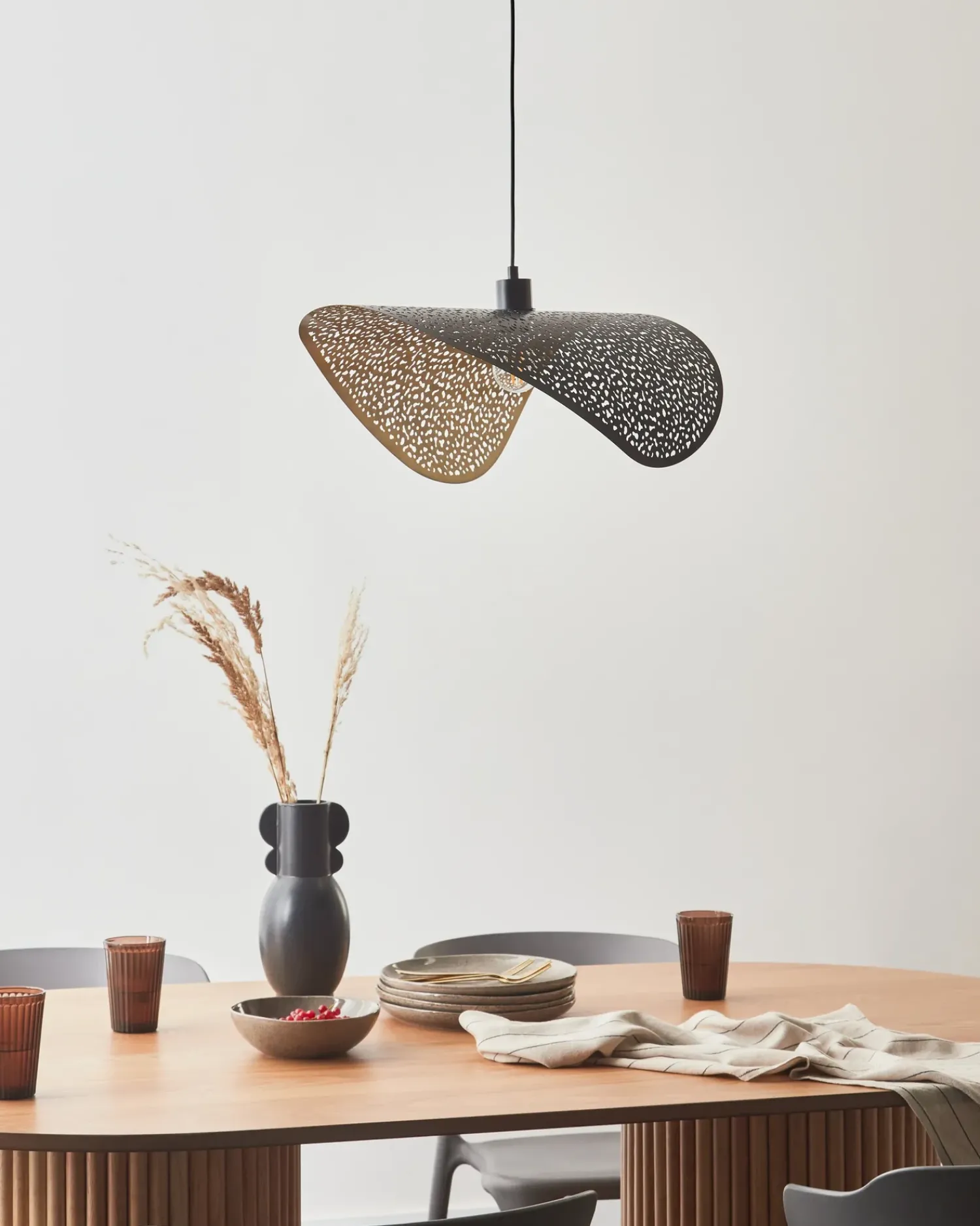 Beliani Lampadario MAHI Metallo Nero Nero Oro