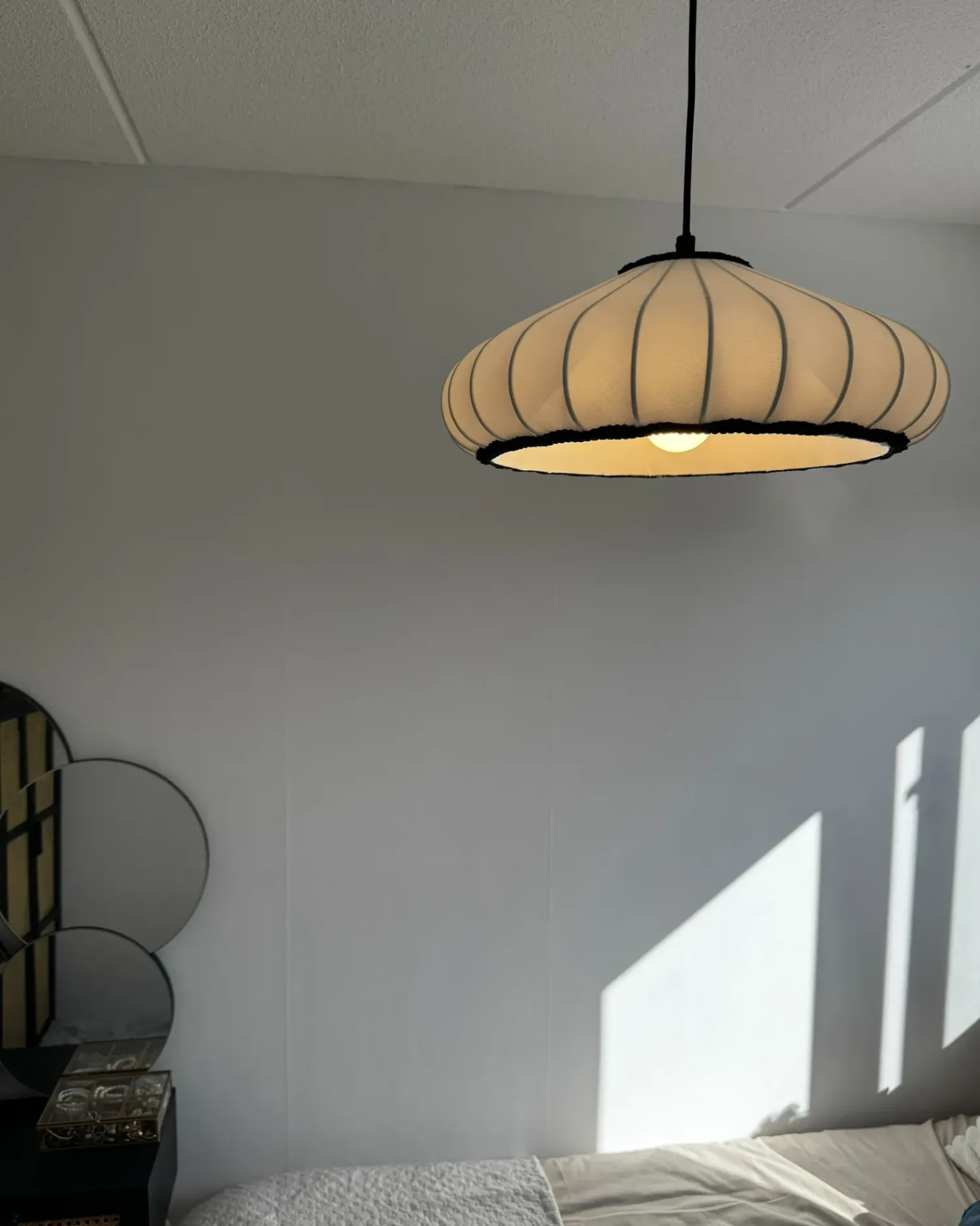 Outlet Beliani Lampadario ZULIA Materiale sintetico Bianco Bianco Nero