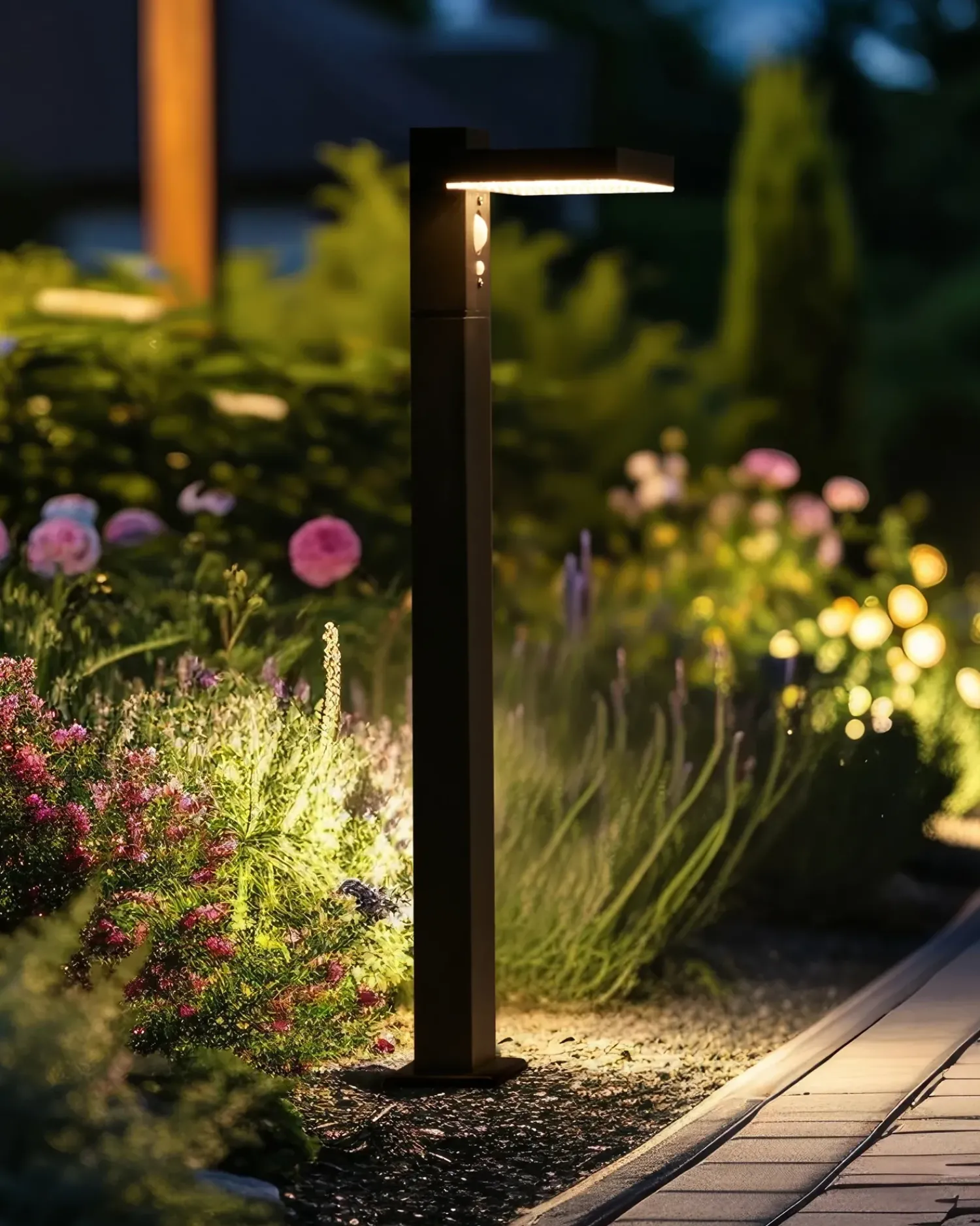 Best Beliani Lampione solare da giardino a LED POPLAR con sensore di movimento Nero