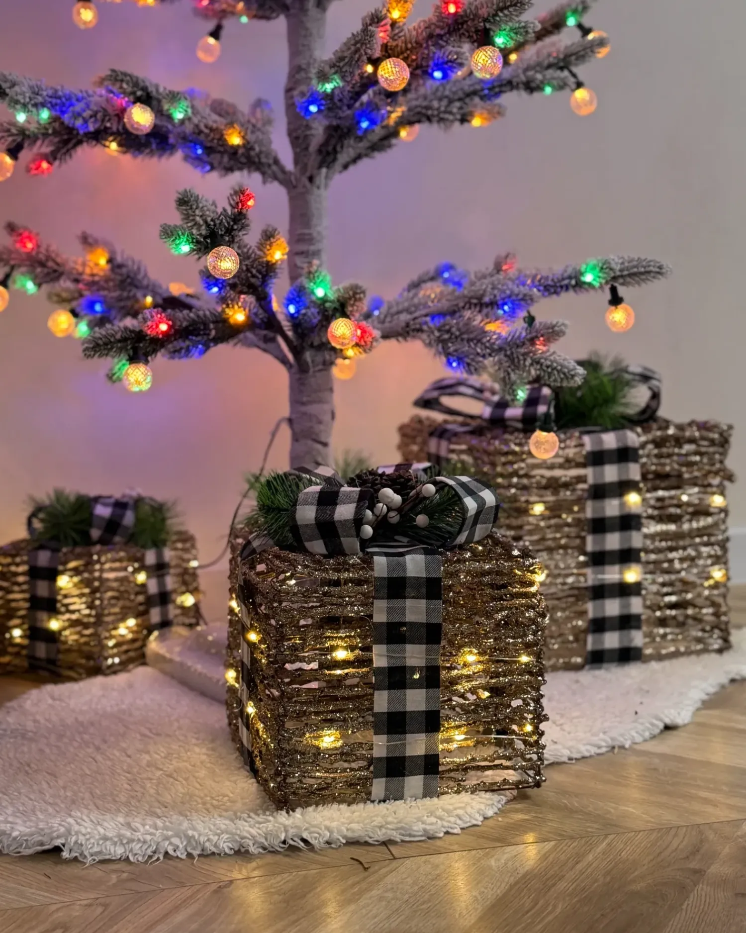 Online Beliani LED ARRESKOV Regali di Natale 20/25/30 cm Marrone Bianco Marrone Nero