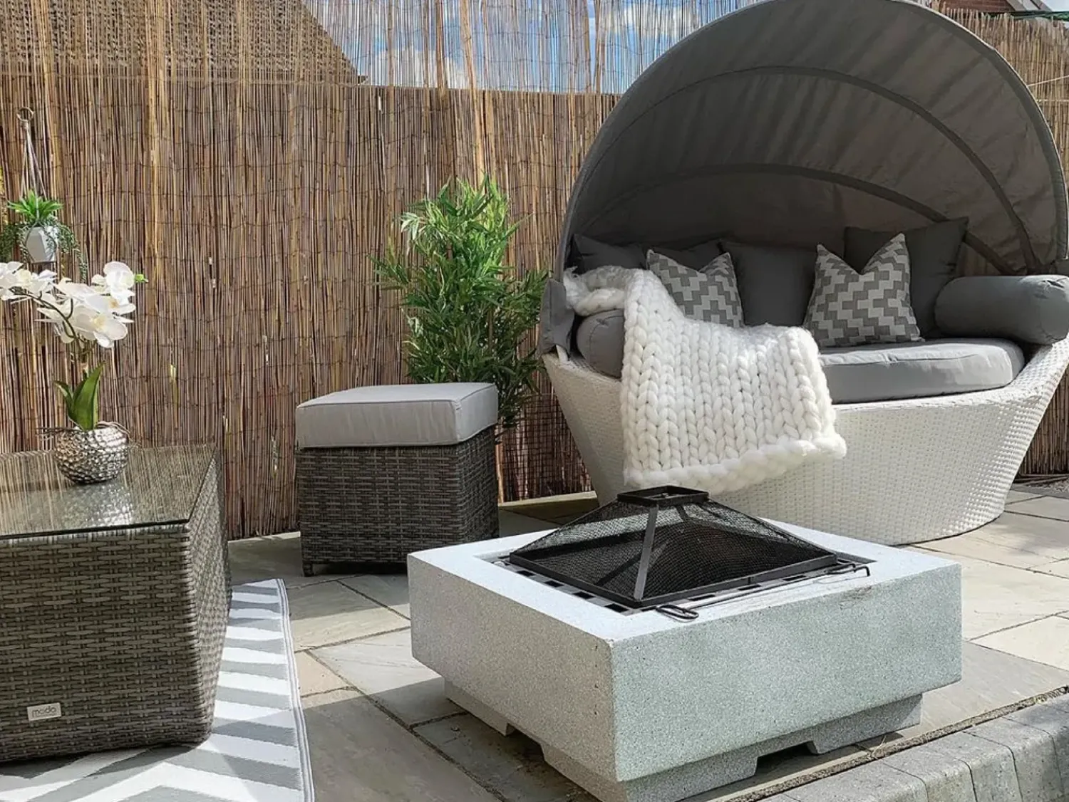 Sale Beliani Lettino da giardino SYLT Rattan sintetico (PE) Bianco Bianco Grigio