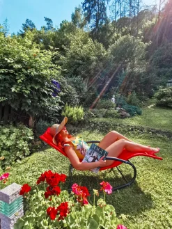 Clearance Beliani Lettino Prendisole a Dondolo CARANO II Metallo Rosso Rosso Nero