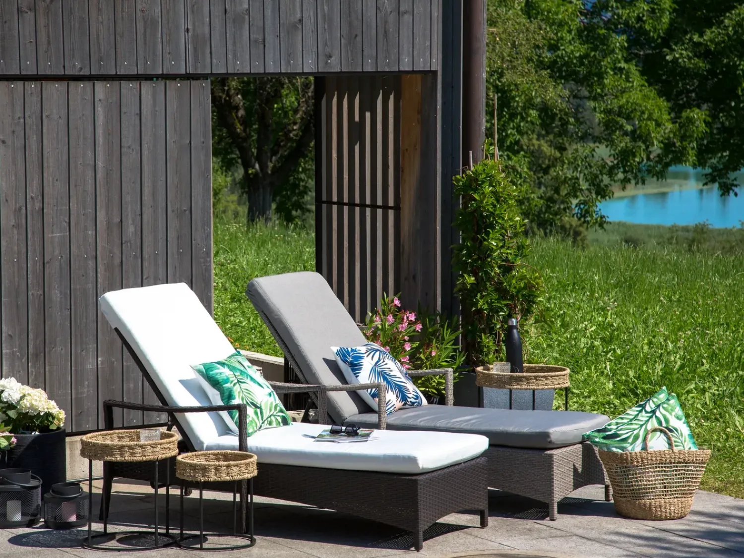Discount Beliani Lettino Prendisole con Cuscino VASTO Rattan sintetico (PE) Marrone Bianco Marrone