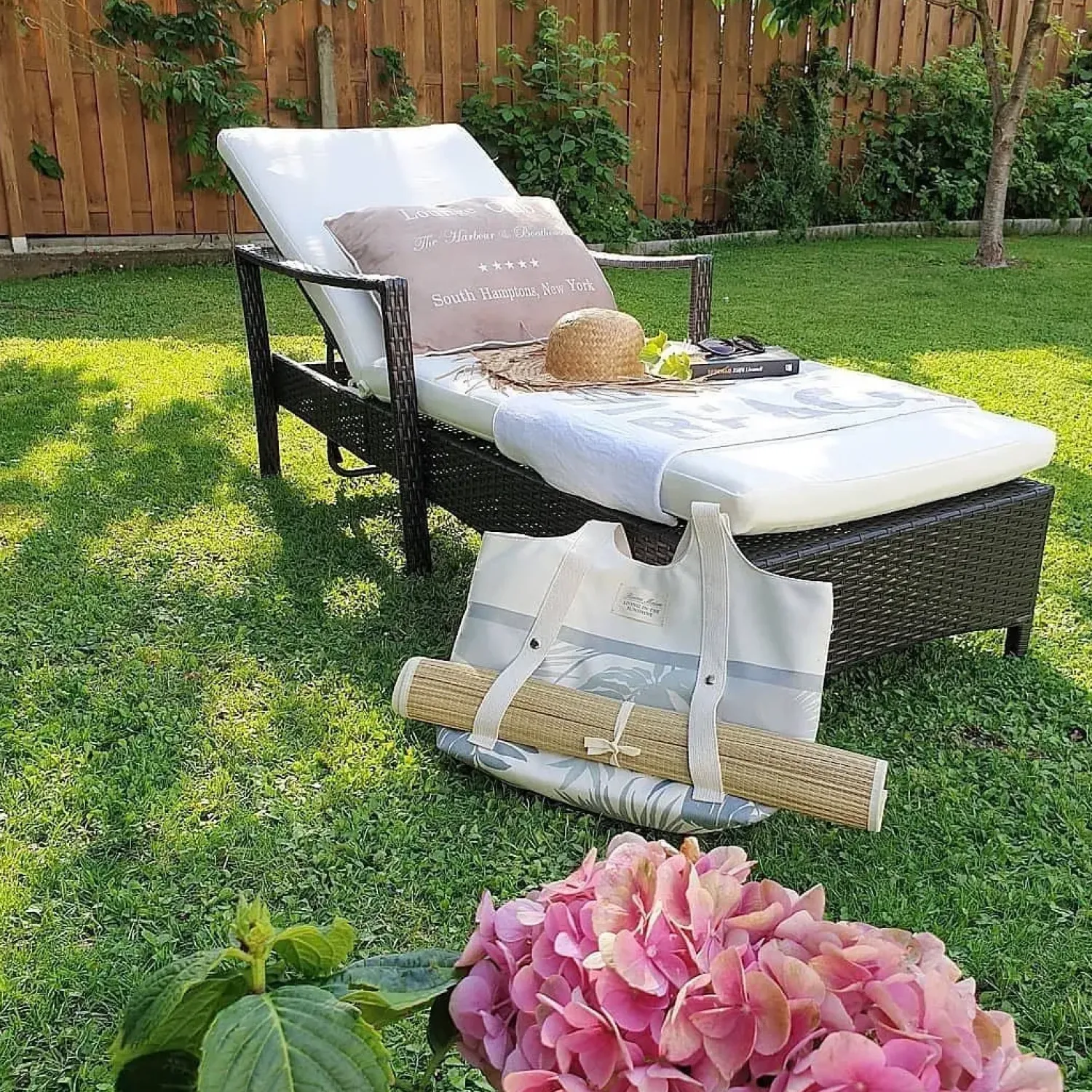 Discount Beliani Lettino Prendisole con Cuscino VASTO Rattan sintetico (PE) Marrone Bianco Marrone