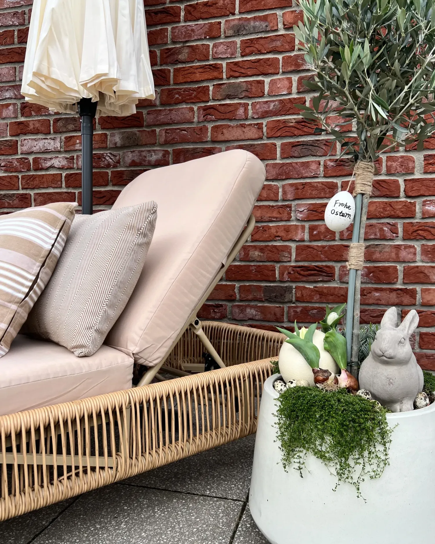Hot Beliani Lettino Prendisole con Cuscino OSINI Rattan sintetico (PE) Beige Beige Naturale