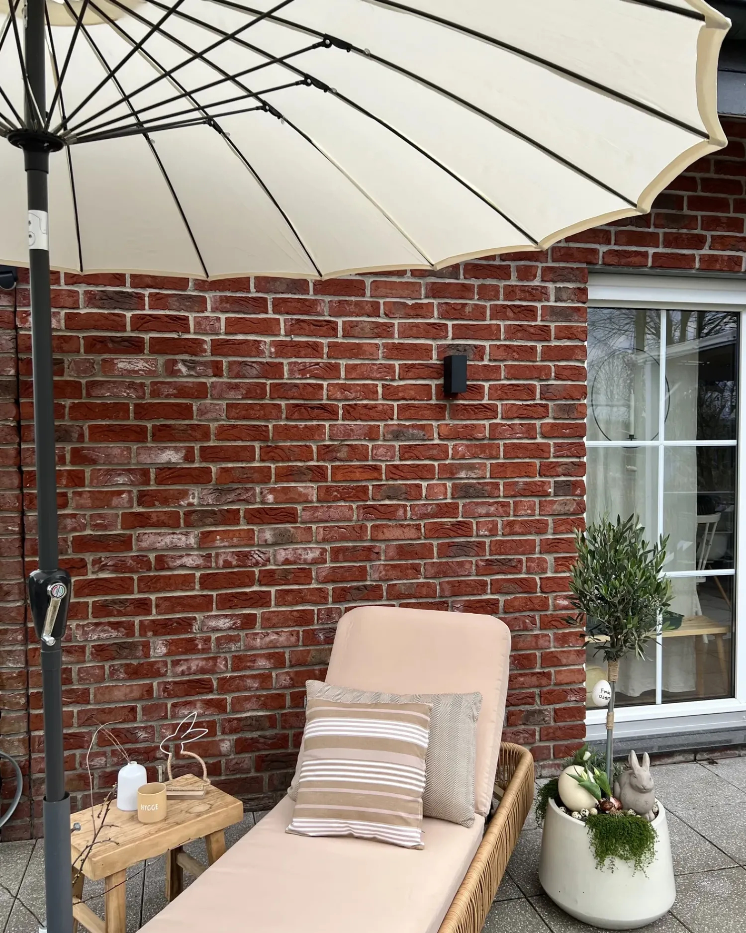 Hot Beliani Lettino Prendisole con Cuscino OSINI Rattan sintetico (PE) Beige Beige Naturale