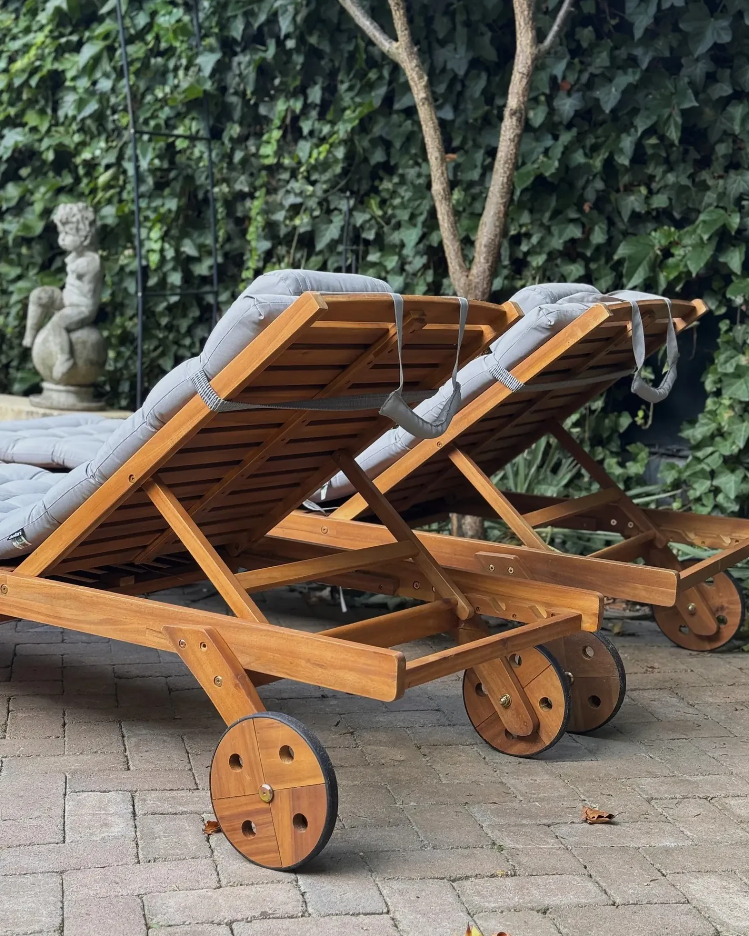 Hot Beliani Lettino Prendisole con Cuscino CESANA PREMIUM Legno d'acacia Grigio chiaro Grigio Marrone