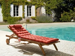 Sale Beliani Lettino Prendisole con Cuscino CESANA PREMIUM Legno d'acacia Rosso Marrone Rosso