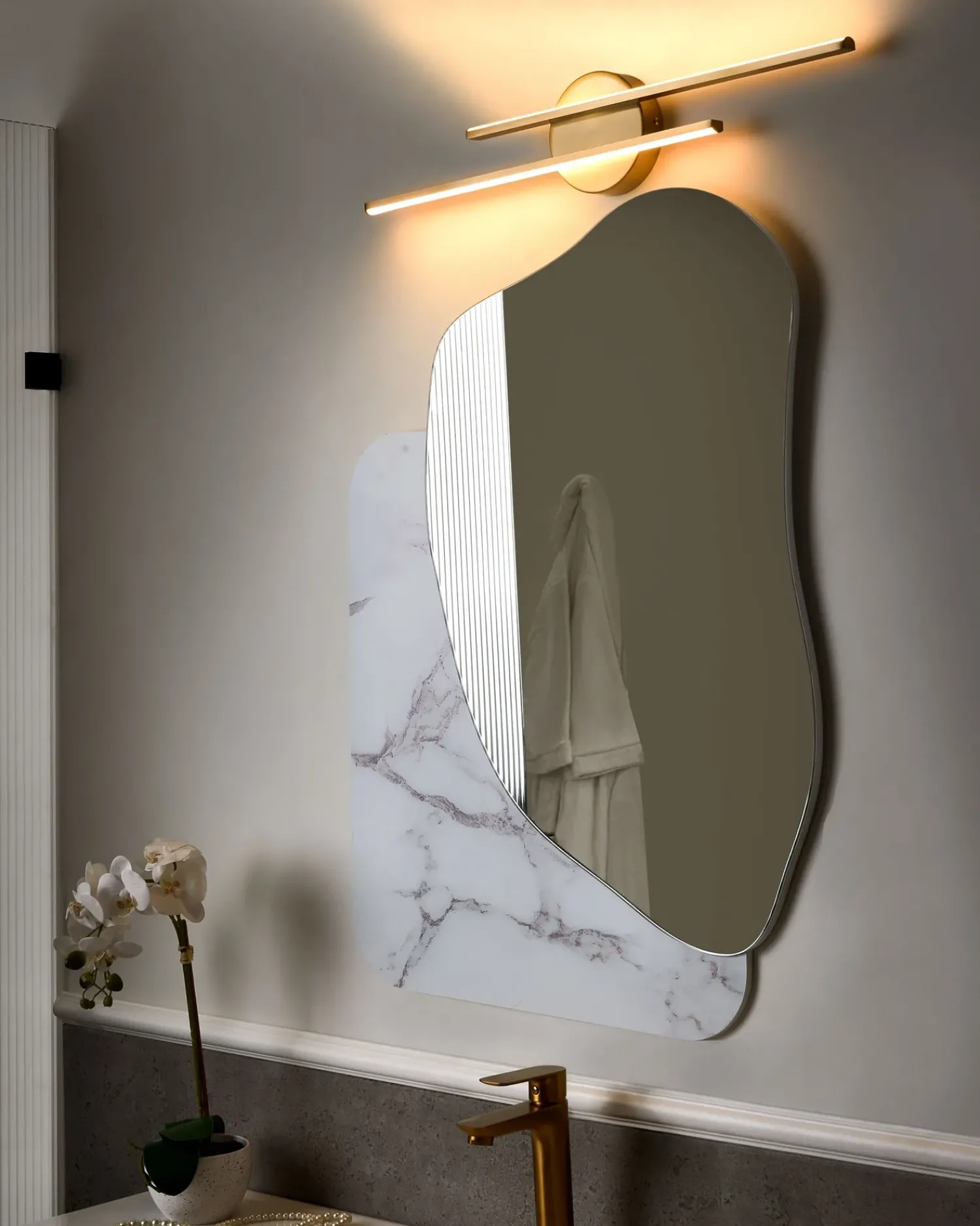Sale Beliani Luce LED per quadri e specchi TOUQUES Metallo Oro Bianco Oro