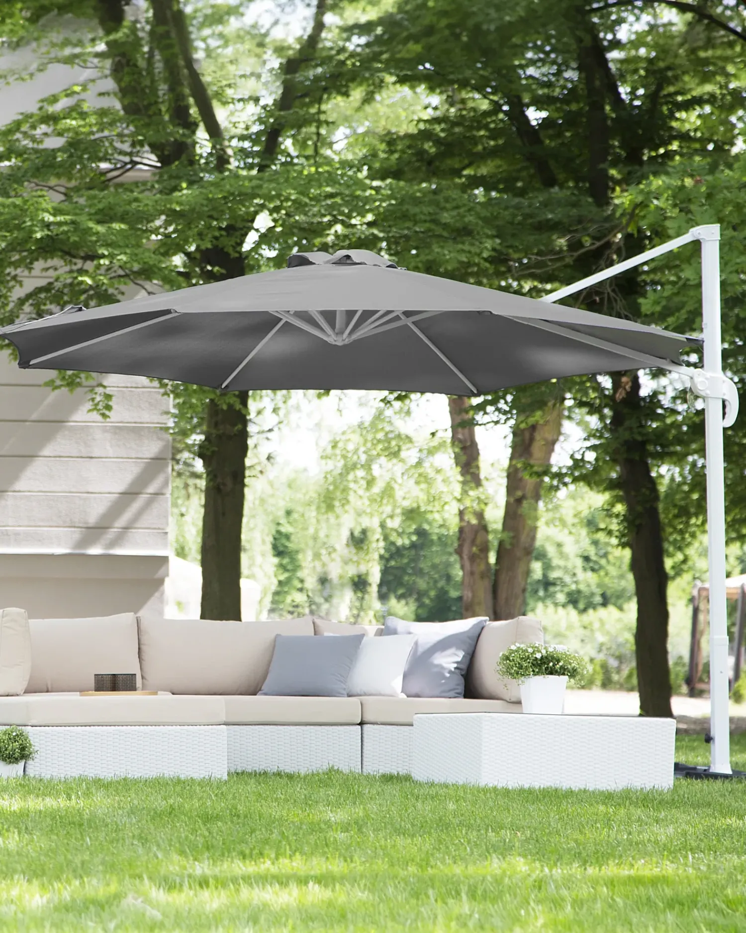 Best Beliani Ombrellone a sbalzo 300 cm SAVONA Grigio scuro Grigio Bianco Grigio