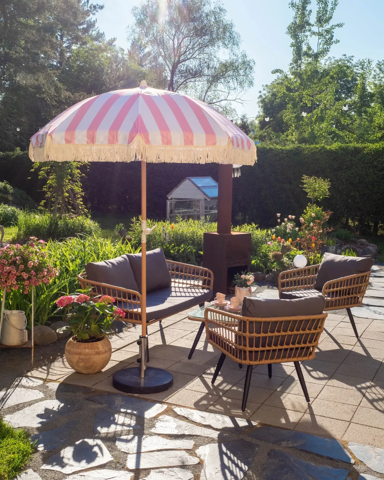 Online Beliani Ombrellone da giardino 150 cm MONDELLO Rosa Bianco Rosa Marrone