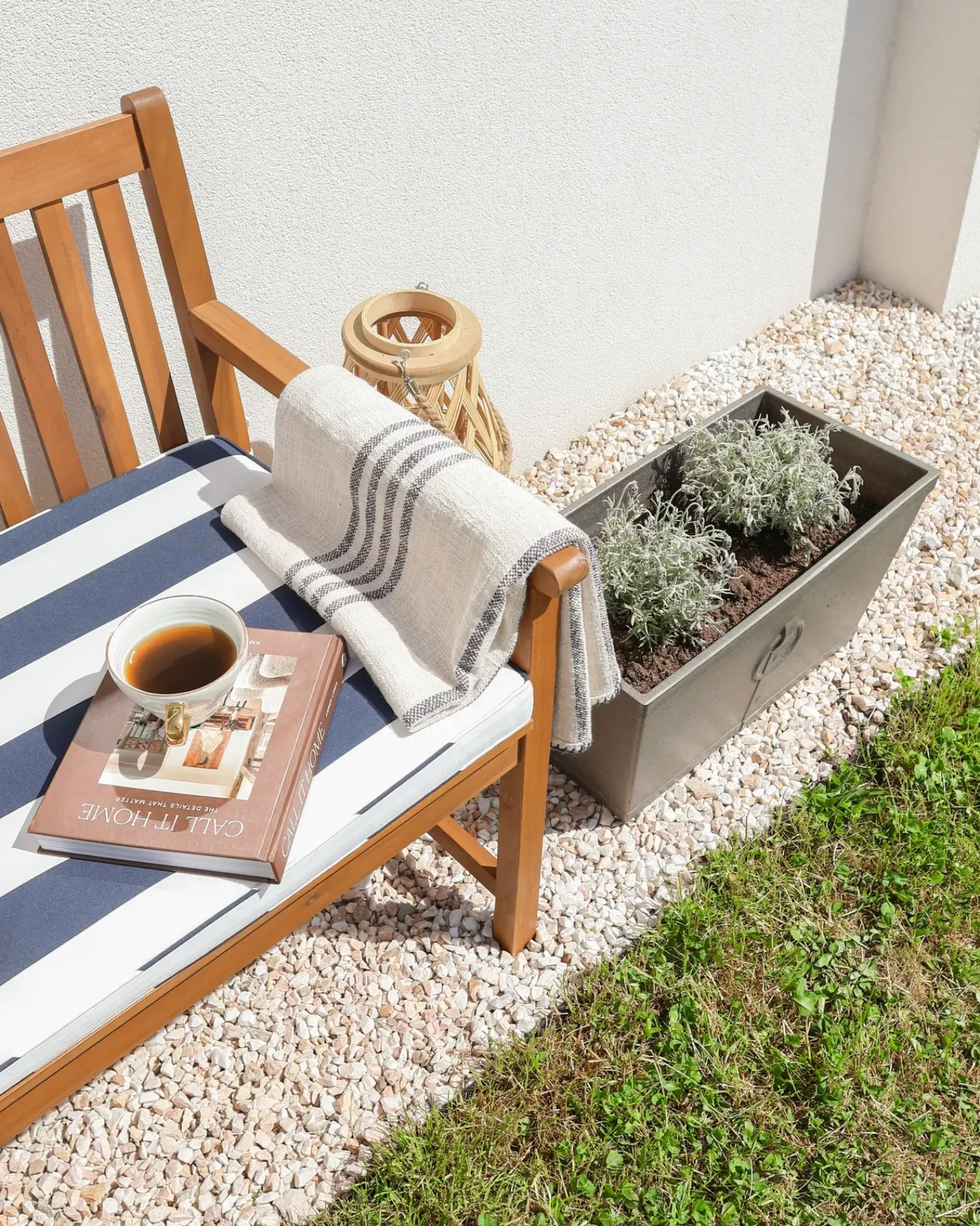 Clearance Beliani Panca da giardino con cuscino VIVARA Legno di acacia certificato Blu marino Bianco Blu Marrone