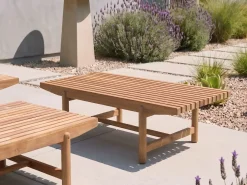 New Beliani Panca da giardino con cuscino GIAVENO 135 cm Legno d'acacia Bianco sporco Bianco Marrone