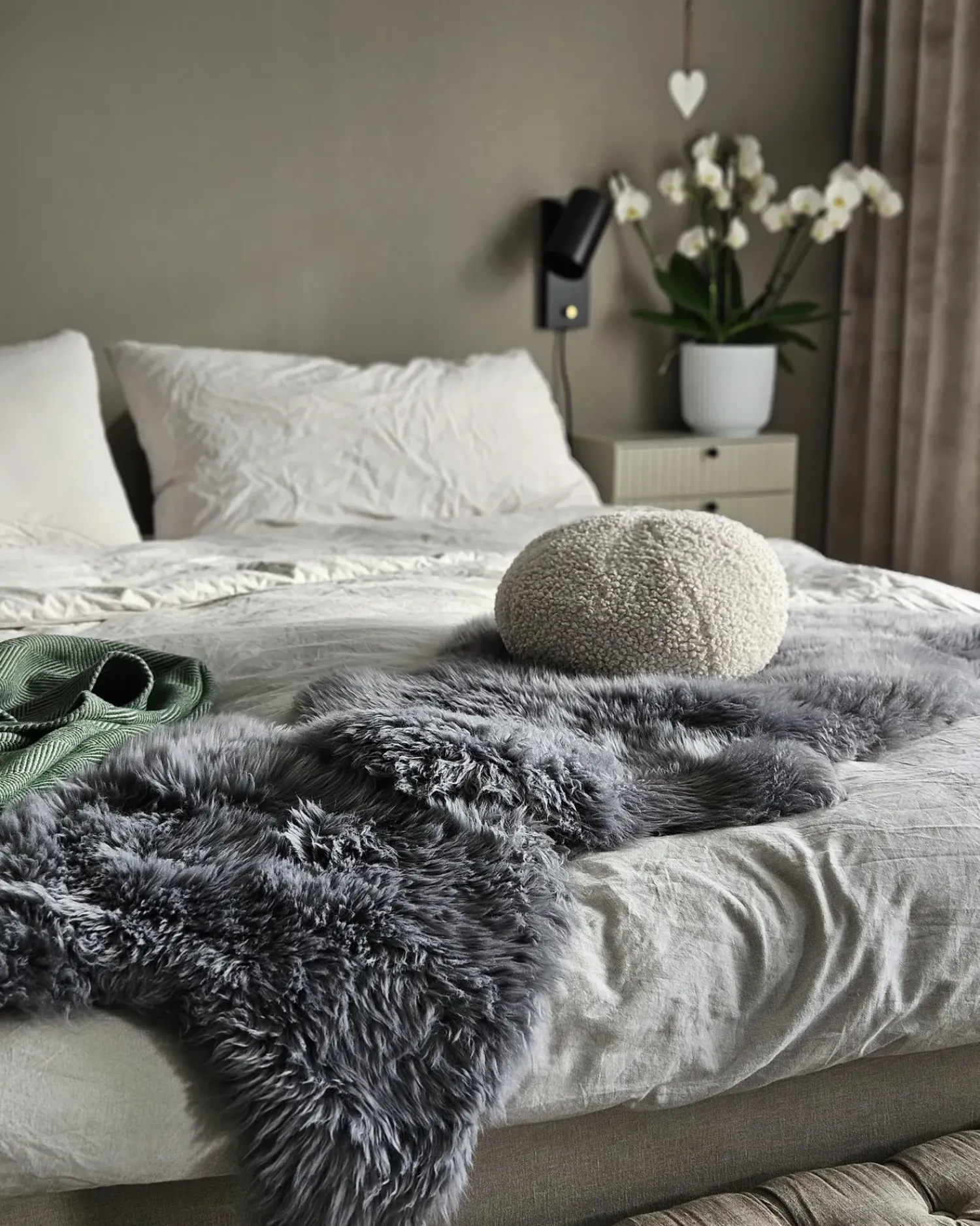 Clearance Beliani Pelle di Pecora ULURU scuro 65 x 110 cm Grigio