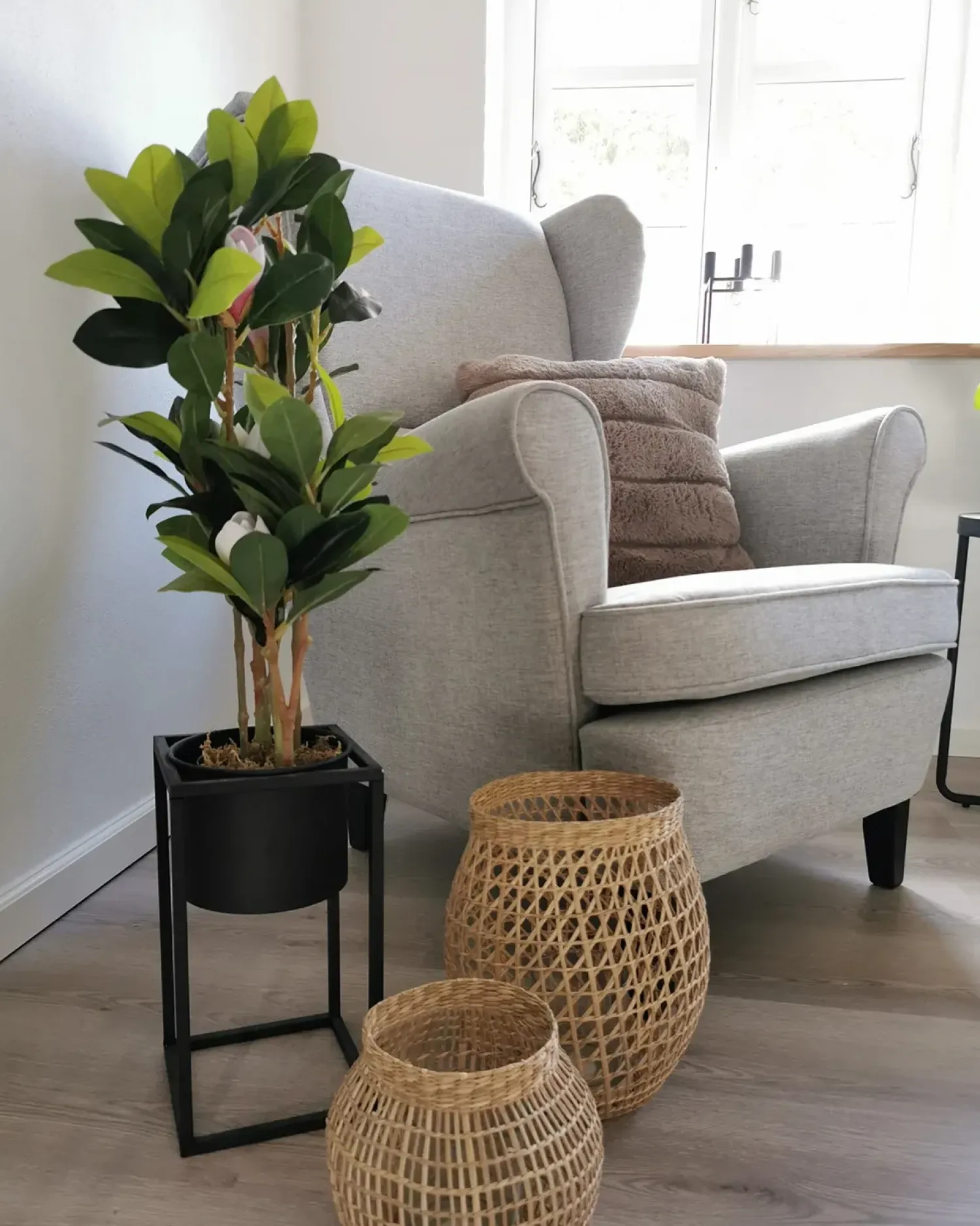Beliani Pianta artificiale MAGNOLIA 70 cm Verde Verde Nero