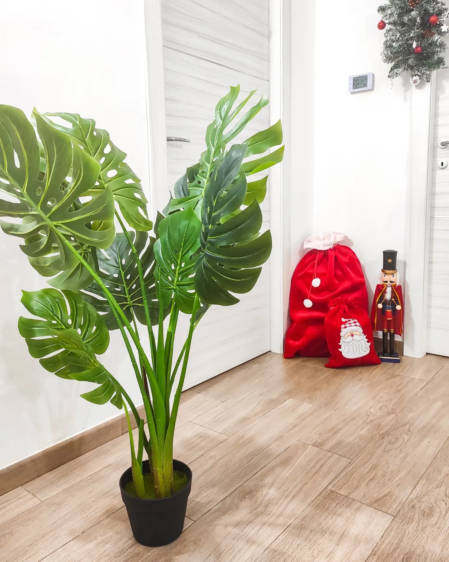 Beliani Pianta artificiale MONSTERA PLANT Verde Verde Nero