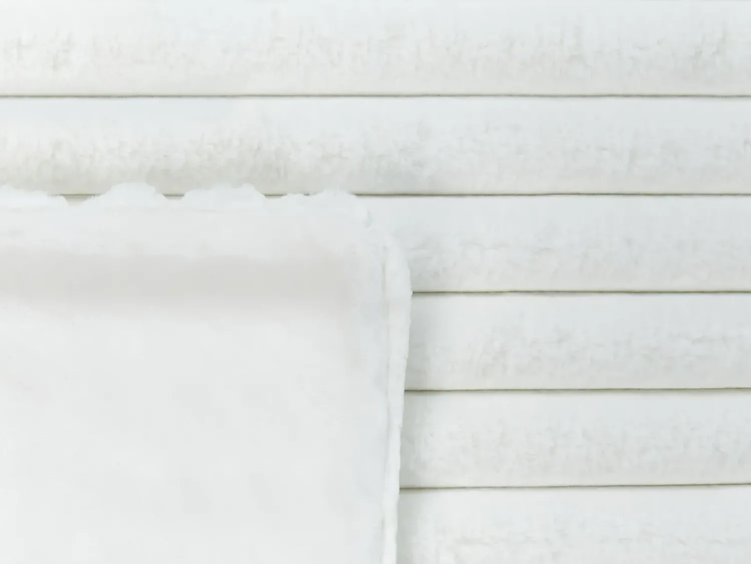 Beliani Piumone RAKYA Finta pelliccia 150 x 200 cm Bianco