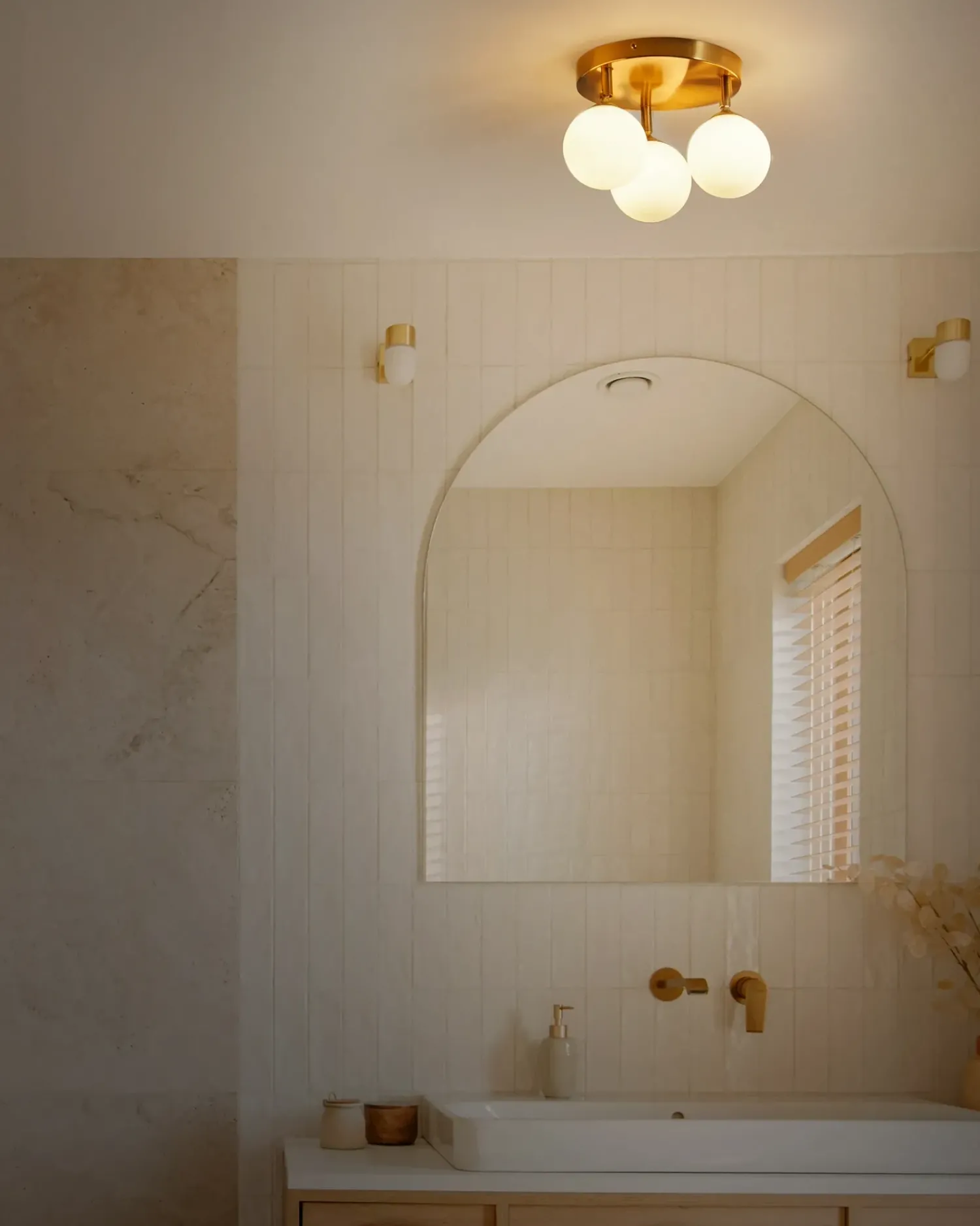 Clearance Beliani Plafoniera MAVILLA Vetro Ottone Bianco Ottone