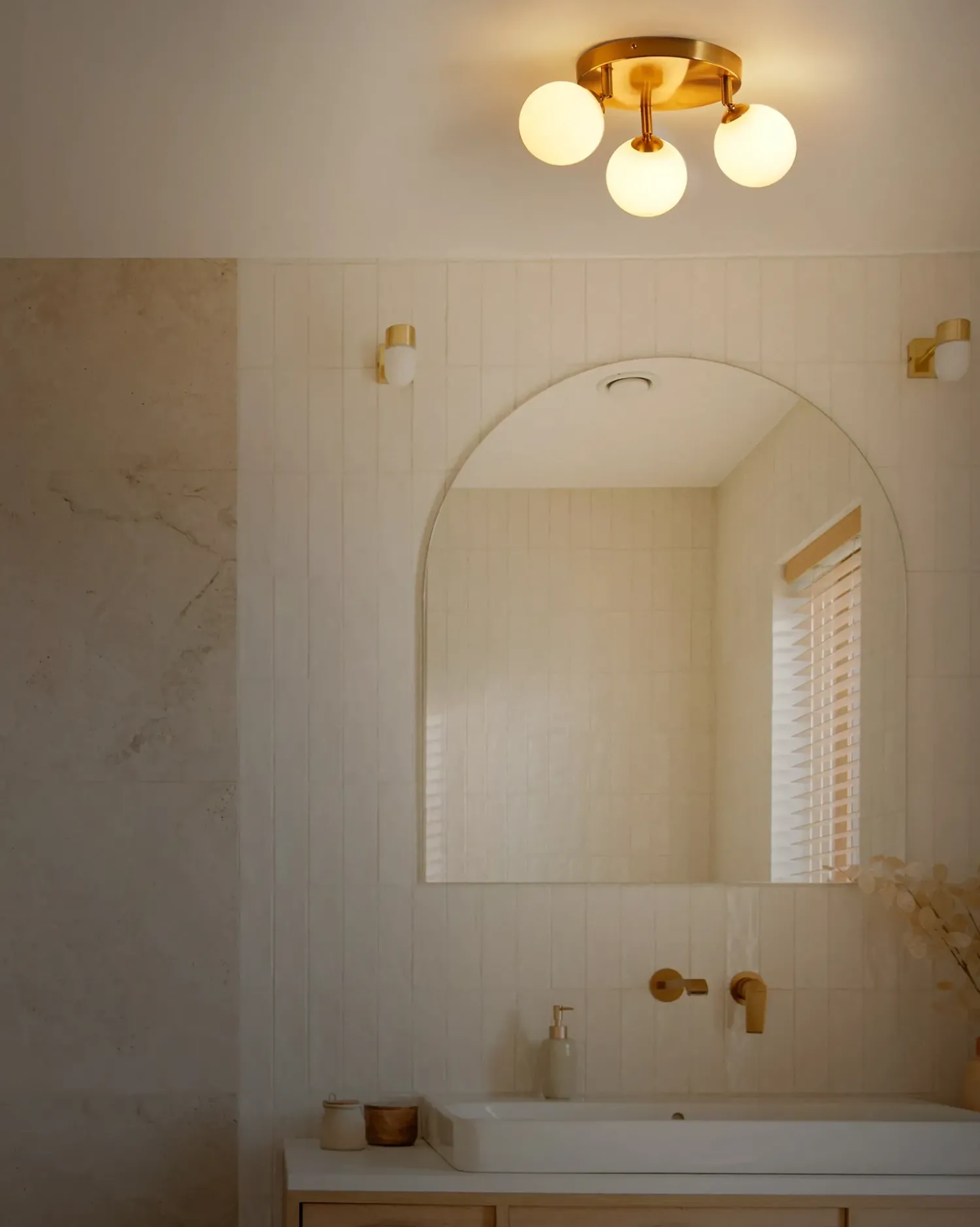 Clearance Beliani Plafoniera MAVILLA Vetro Ottone Bianco Ottone
