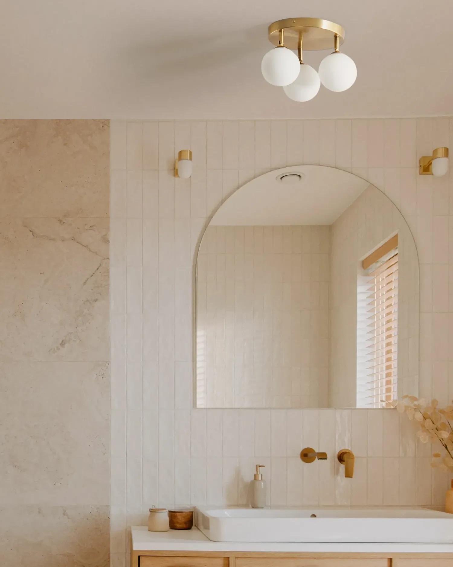 Clearance Beliani Plafoniera MAVILLA Vetro Ottone Bianco Ottone