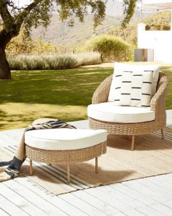 Beliani Poltrona da giardino con ottomana ARCILLE Rattan sintetico (PE) Naturale Beige Bianco Naturale