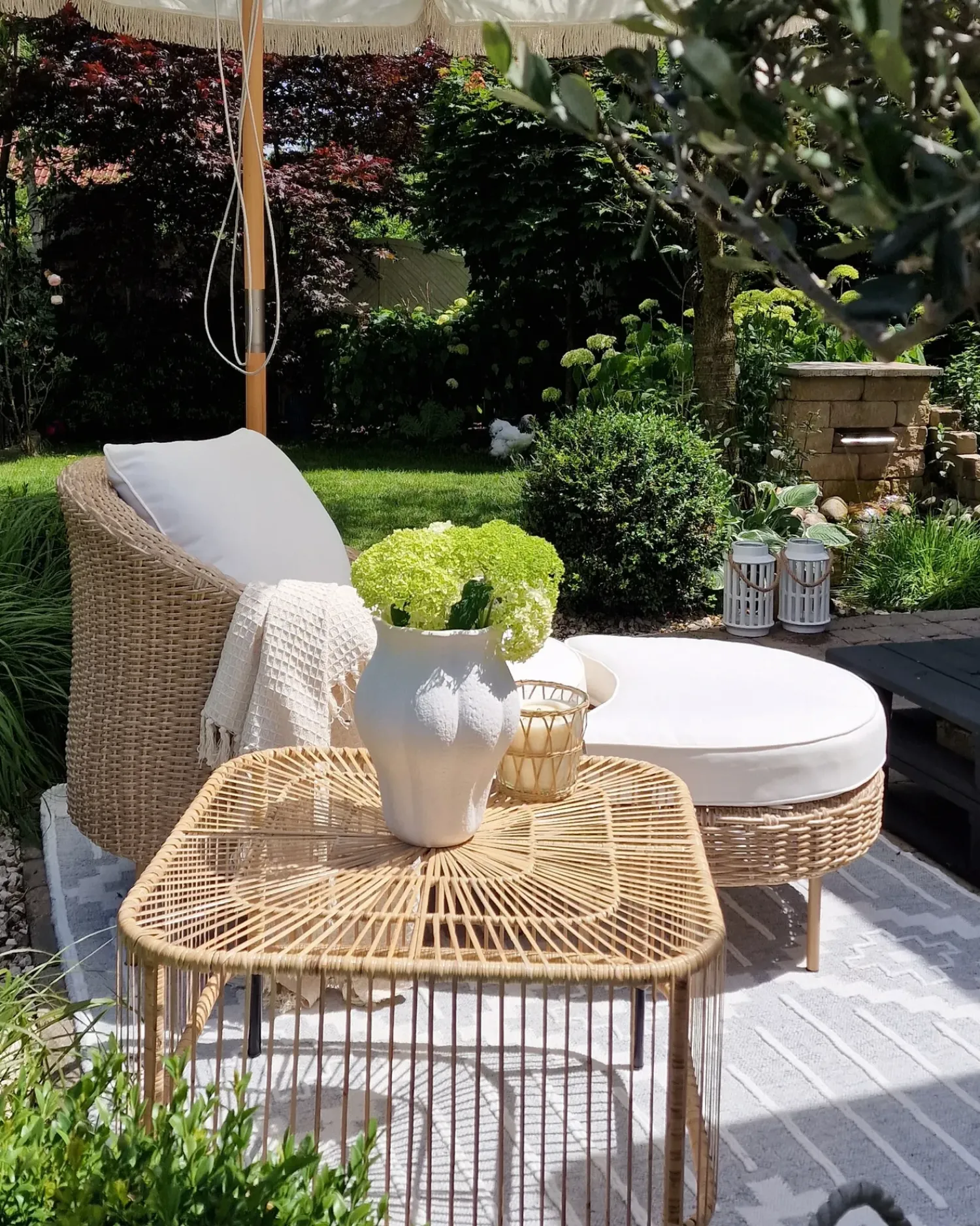 Beliani Poltrona da giardino con ottomana ARCILLE Rattan sintetico (PE) Naturale Beige Bianco Naturale