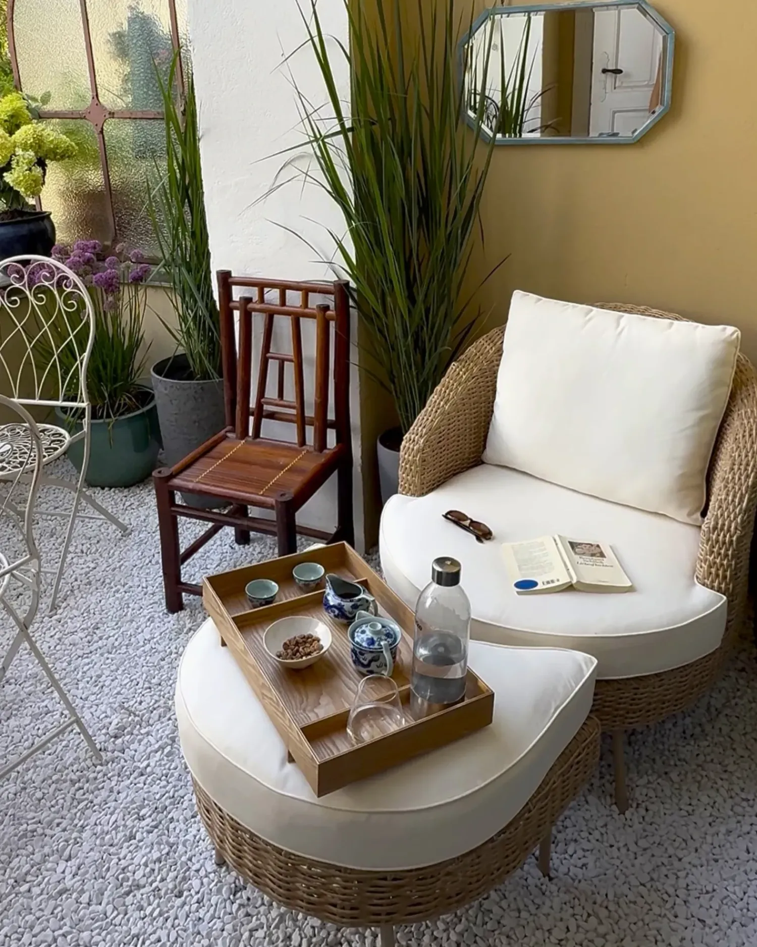 Beliani Poltrona da giardino con ottomana ARCILLE Rattan sintetico (PE) Naturale Beige Bianco Naturale