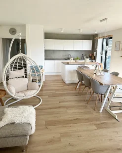 Clearance Beliani Poltrona sospesa con supporto da pavimento FANO Rattan sintetico (PE) Bianco