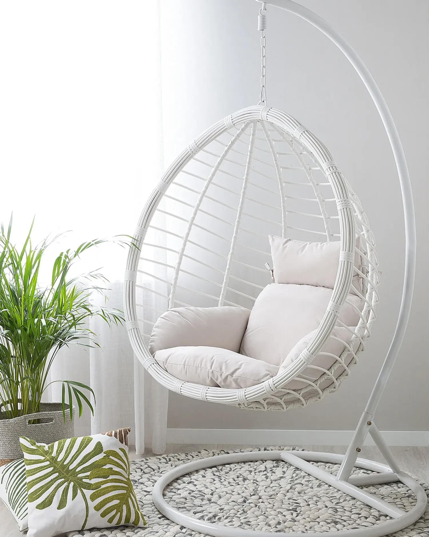 Clearance Beliani Poltrona sospesa con supporto da pavimento FANO Rattan sintetico (PE) Bianco