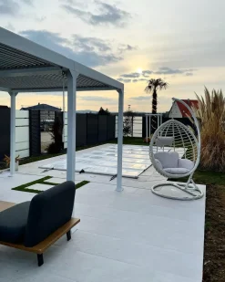 Clearance Beliani Poltrona sospesa con supporto da pavimento FANO Rattan sintetico (PE) Bianco