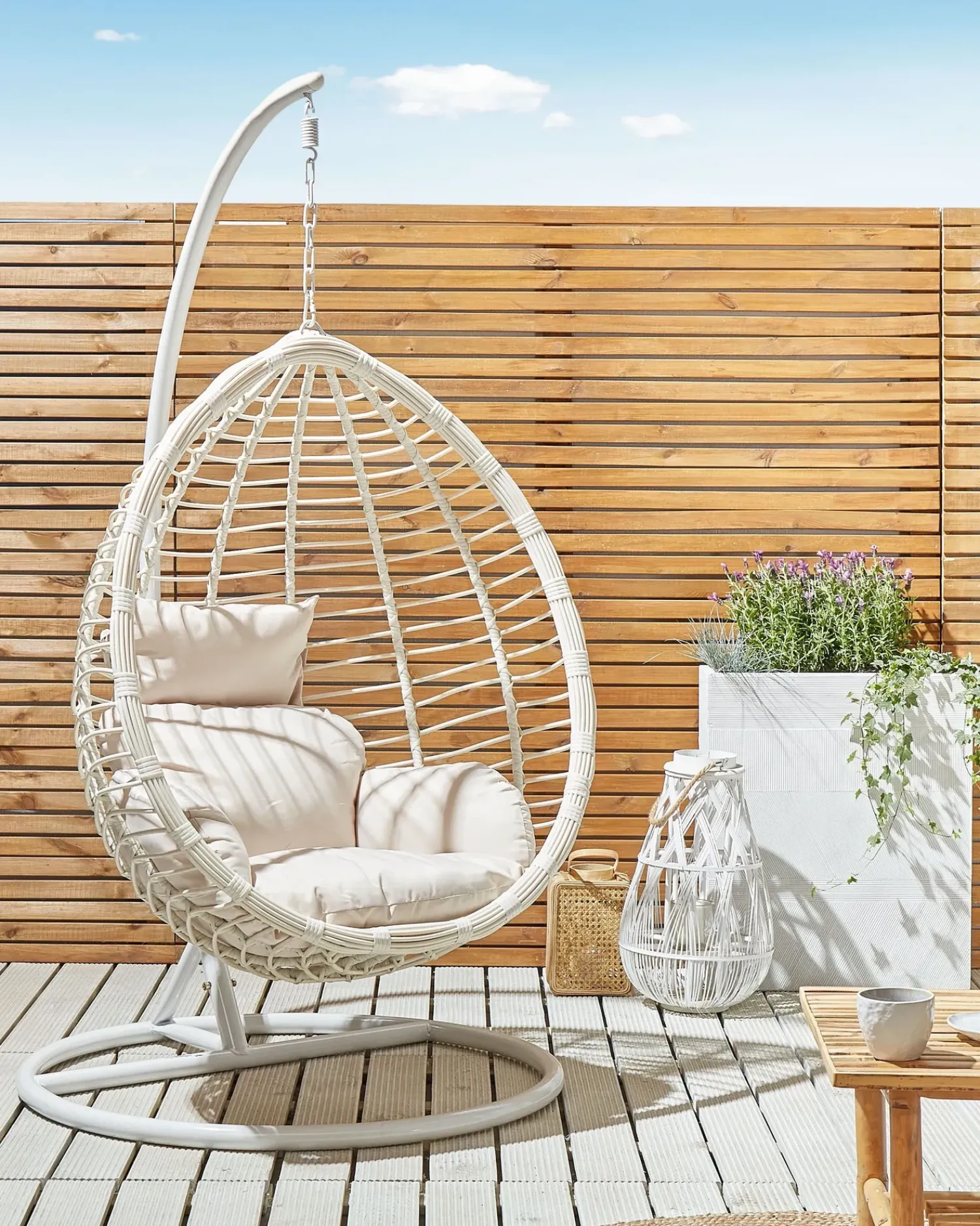 Clearance Beliani Poltrona sospesa con supporto da pavimento FANO Rattan sintetico (PE) Bianco