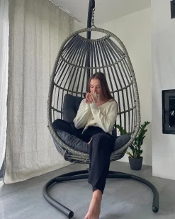 Clearance Beliani Poltrona sospesa con supporto da pavimento SESIA Rattan sintetico (PE) scuro Grigio