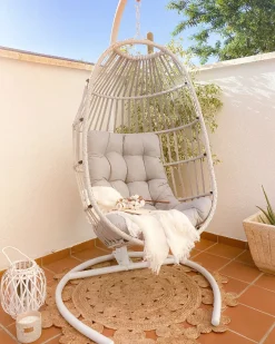 Outlet Beliani Poltrona sospesa con supporto da pavimento SESIA Rattan sintetico (PE) chiaro Grigio