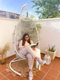 Outlet Beliani Poltrona sospesa con supporto da pavimento SESIA Rattan sintetico (PE) chiaro Grigio