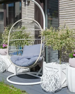 Clearance Beliani Poltrona sospesa con supporto da pavimento ALBA Rattan sintetico (PE) Bianco Bianco Grigio
