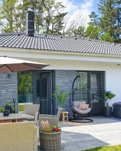 New Beliani Poltrona sospesa con supporto da pavimento ALBA Rattan sintetico (PE) Nero Grigio Nero