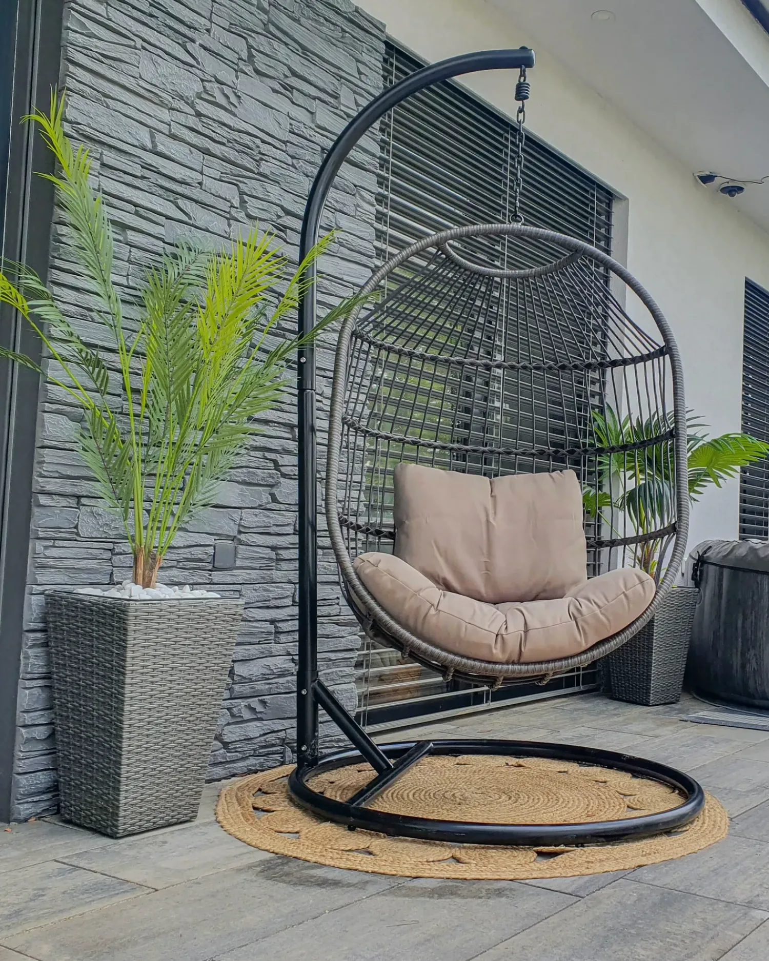 New Beliani Poltrona sospesa con supporto da pavimento ALBA Rattan sintetico (PE) Nero Grigio Nero