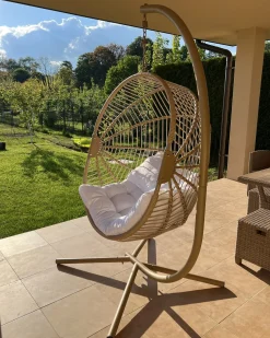 Clearance Beliani Poltrona sospesa con supporto da pavimento ACRI Rattan sintetico (PE) Beige Beige Bianco