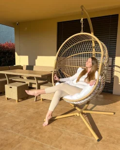 Clearance Beliani Poltrona sospesa con supporto da pavimento ACRI Rattan sintetico (PE) Beige Beige Bianco