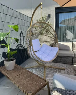 Clearance Beliani Poltrona sospesa con supporto da pavimento ACRI Rattan sintetico (PE) Beige Beige Bianco