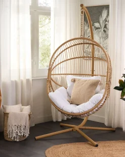 Clearance Beliani Poltrona sospesa con supporto da pavimento ACRI Rattan sintetico (PE) Beige Beige Bianco