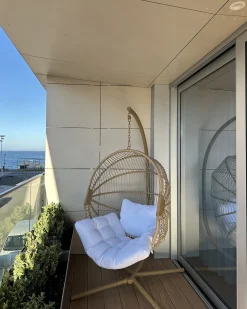 Clearance Beliani Poltrona sospesa con supporto da pavimento ACRI Rattan sintetico (PE) Beige Beige Bianco